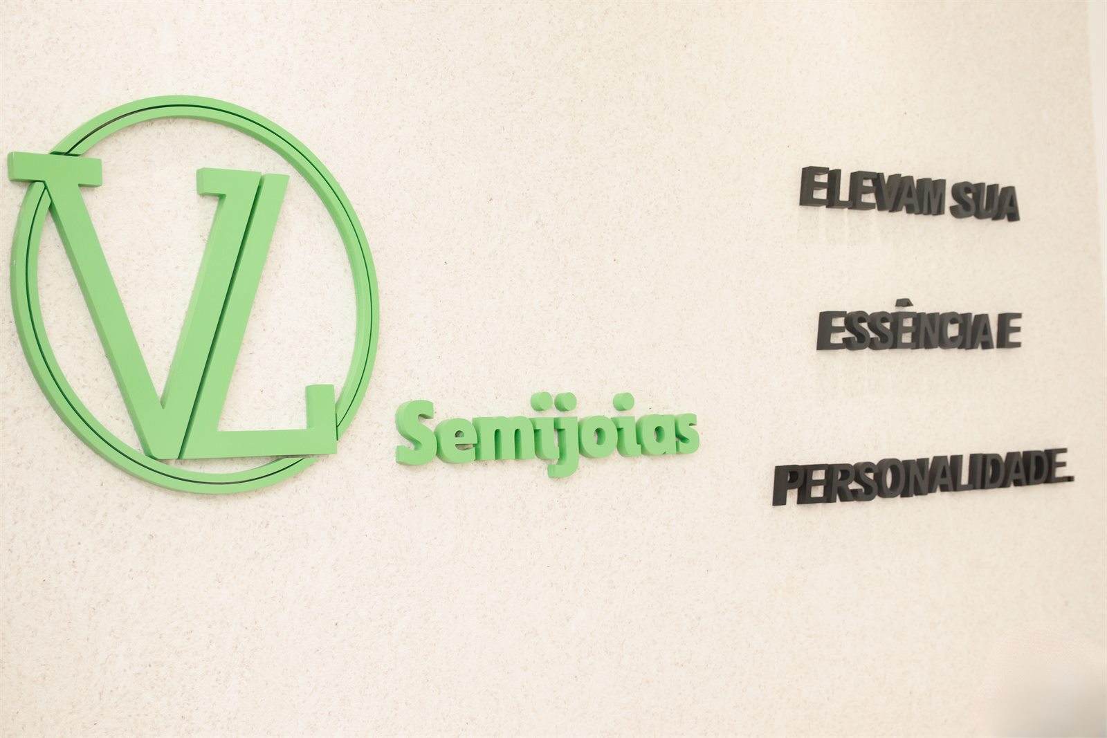 Parede da VL Semijoias com a frase Elevam sua essência e personalidade